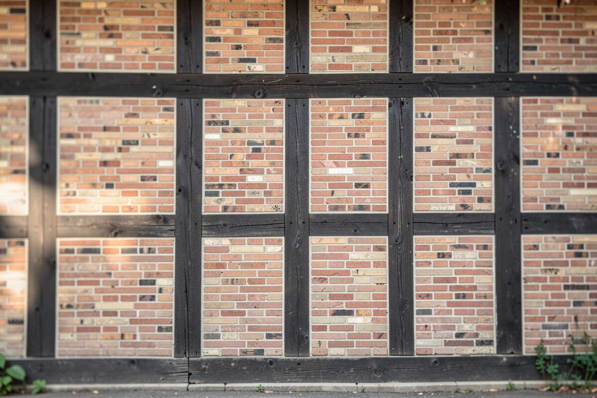Eine komplette Fachwerkhauswand mit Gefachen aus Ziegeln